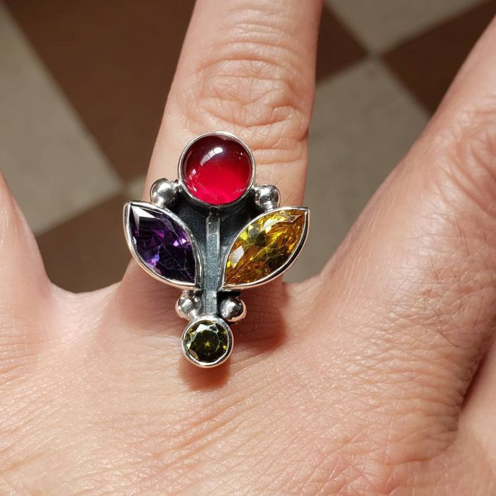 Anillo de plata con rubí, amatista, topacio y olivino