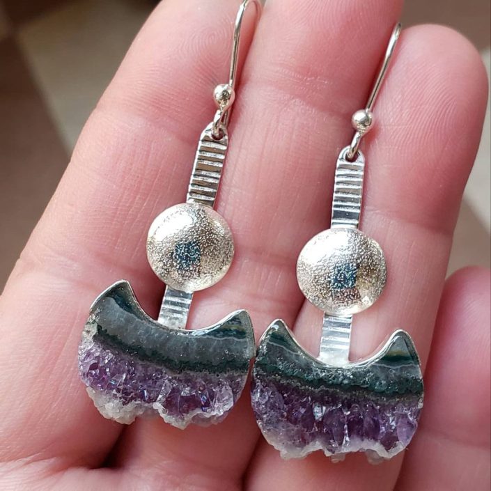 Aros de plata con lajas luneras de amatistas