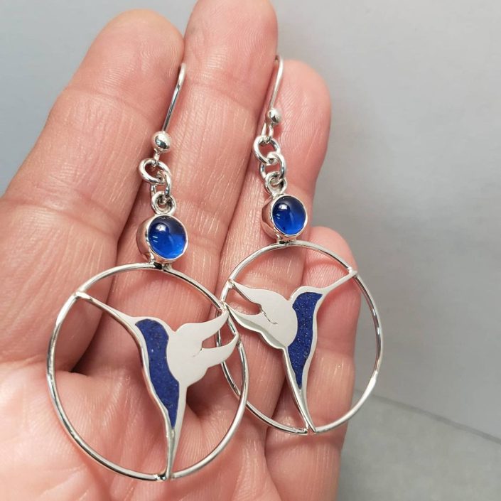 Colibríes de plata con lapislázuli y zafiro azul