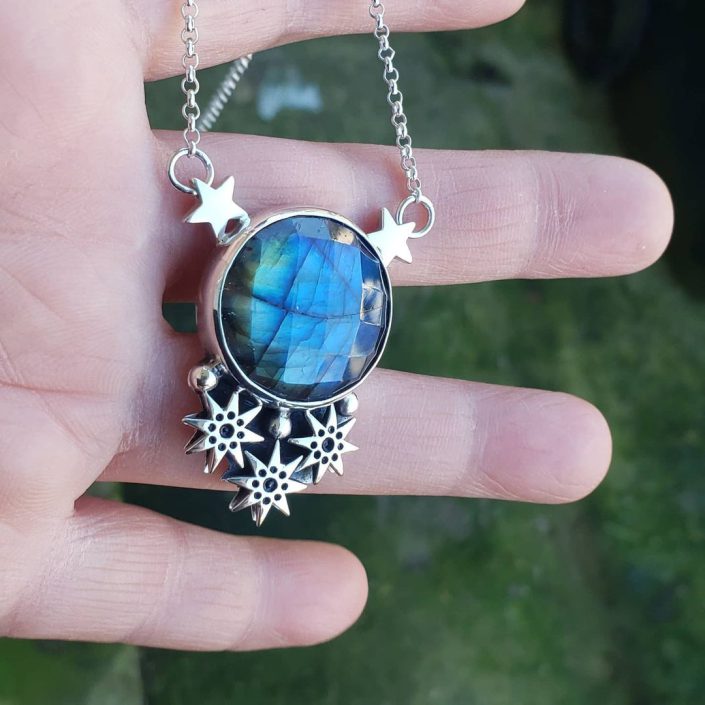 Aurora estrellada. Collar y aros de plata con labradoritas