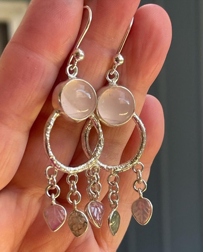 Aros de plata con cuarzo rosa y hojitas de turmalinas