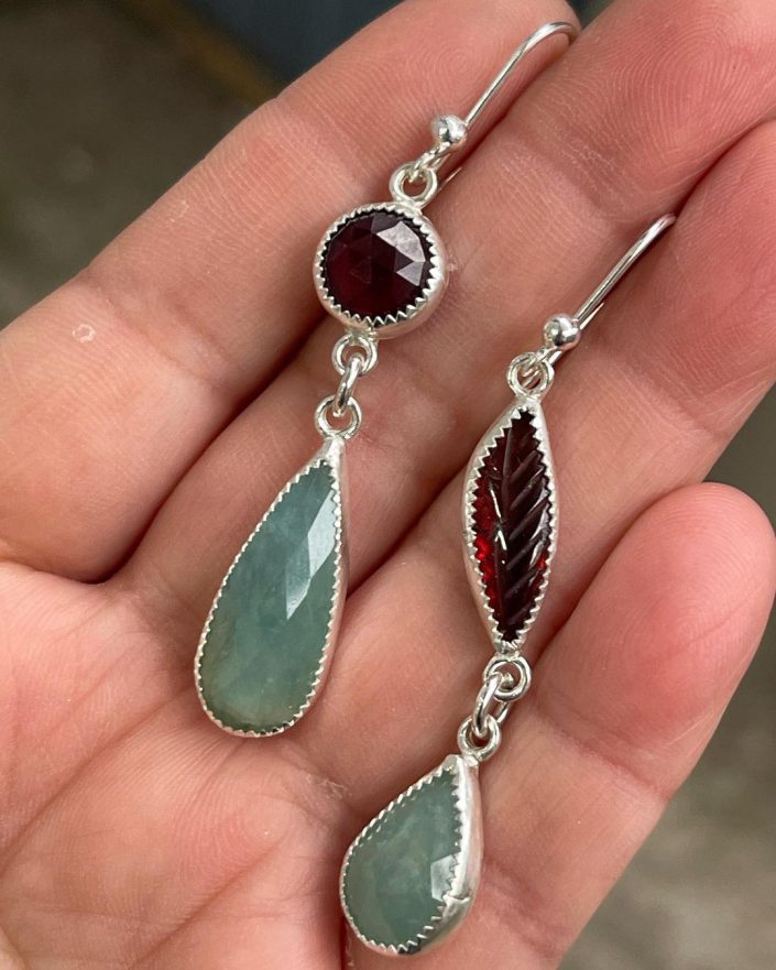 Aros de plata con granates y aguamarinas